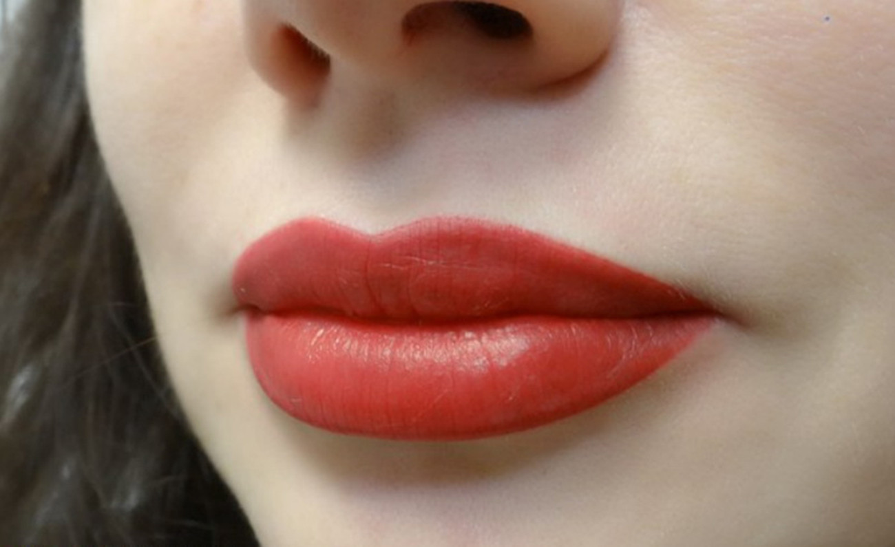 Перманентный макияж красные. Перманентный макияж губ. Перманент губ. Перманентный макияж губ красный.