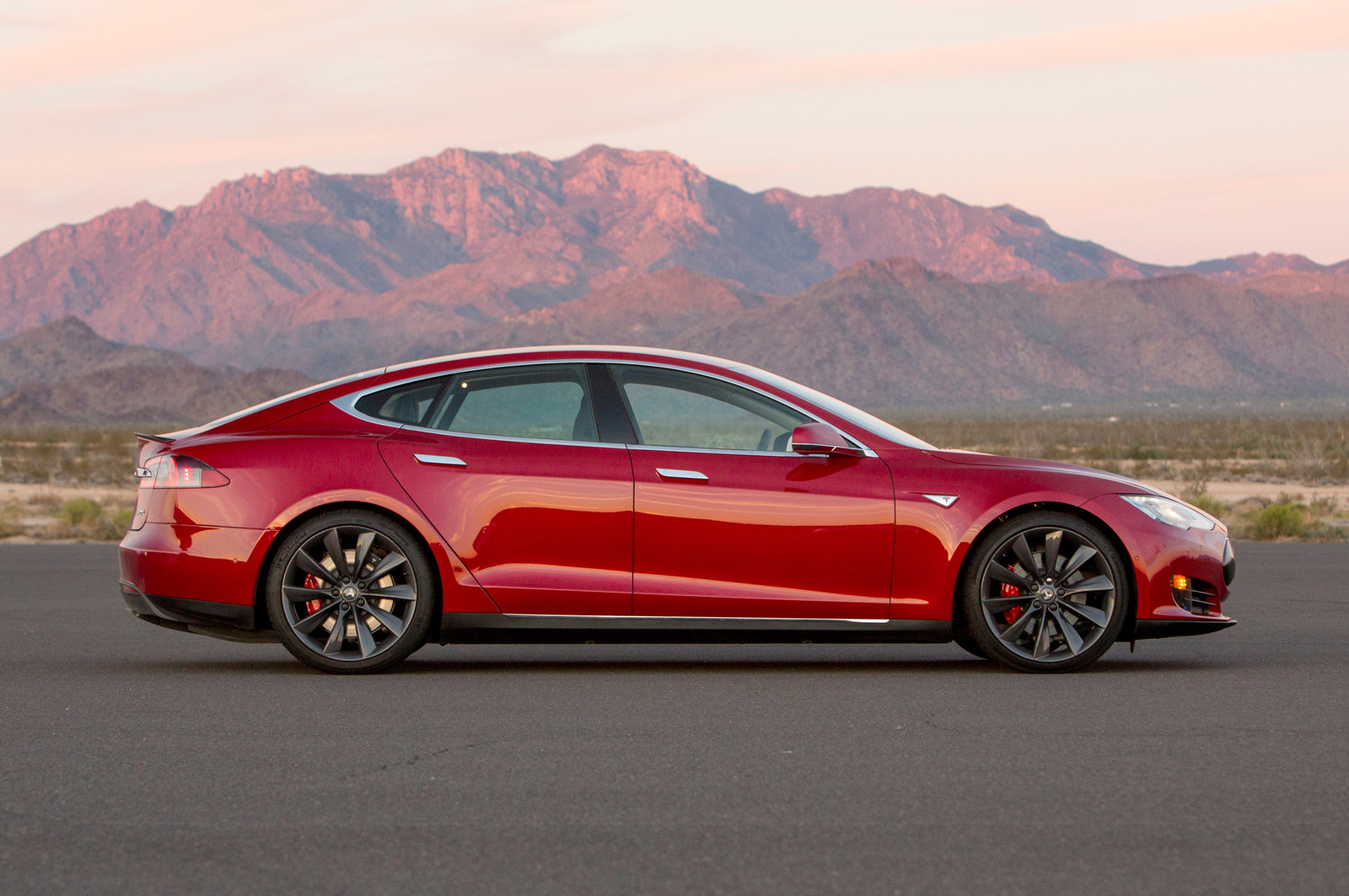 Tesla model s. Tesla model-s p90. Тесла модель s 2020. Tesla model s сбоку.