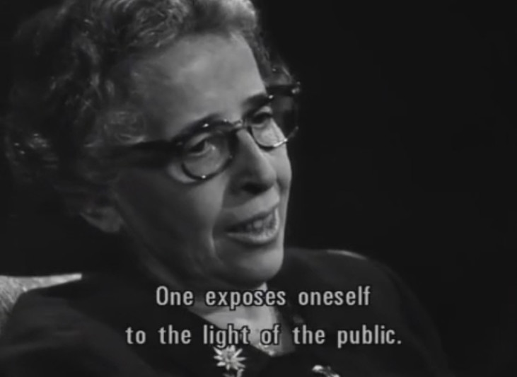 (2015, couleurs, son, 2 min.)
Juxtaposition de deux séquences vidéo (Hannah Arendt - Zur Person &amp;
Les Anges de la Télé-Réalité 7 - Clash Somayeh et Amélie vs Vivian et Raphaël)
