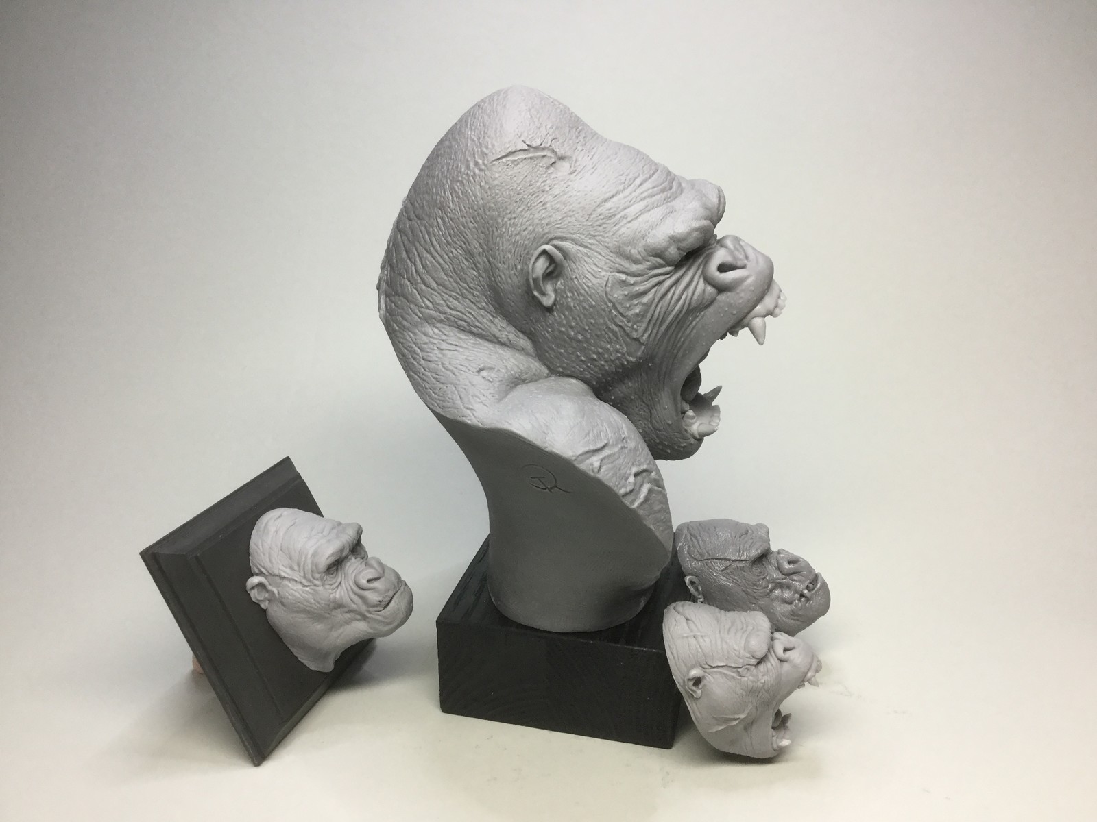 Gorillas complete set/cast resin
