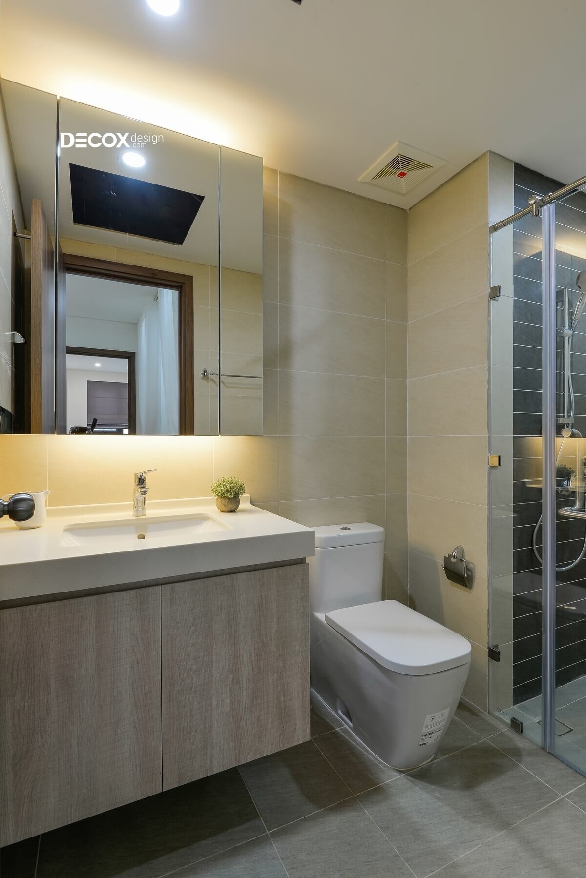 Nếu bạn yêu thích sự hiện đại và sang trọng, hãy bổ sung một chiếc đèn gương phòng tắm hiện đại vào phòng tắm của mình. Đèn gương không chỉ giúp cho bạn có thêm ánh sáng khi trang điểm hay làm đẹp mà còn là một sản phẩm nội thất vô cùng thời thượng.