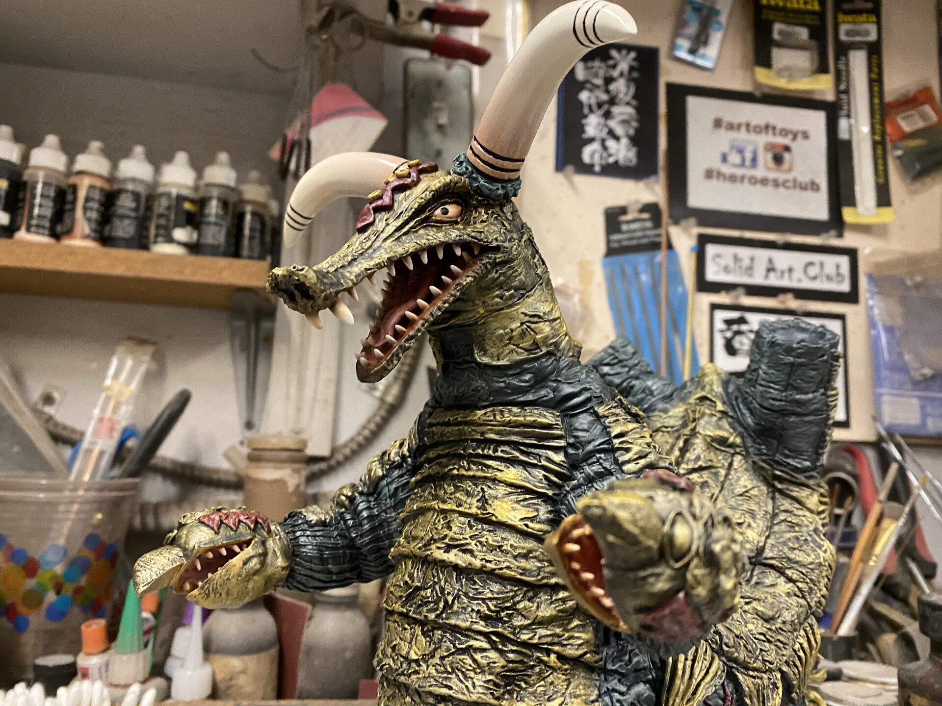 Robin Kwok - Ultra Kaiju Broken 30 cm Art Statue 変身超獣
