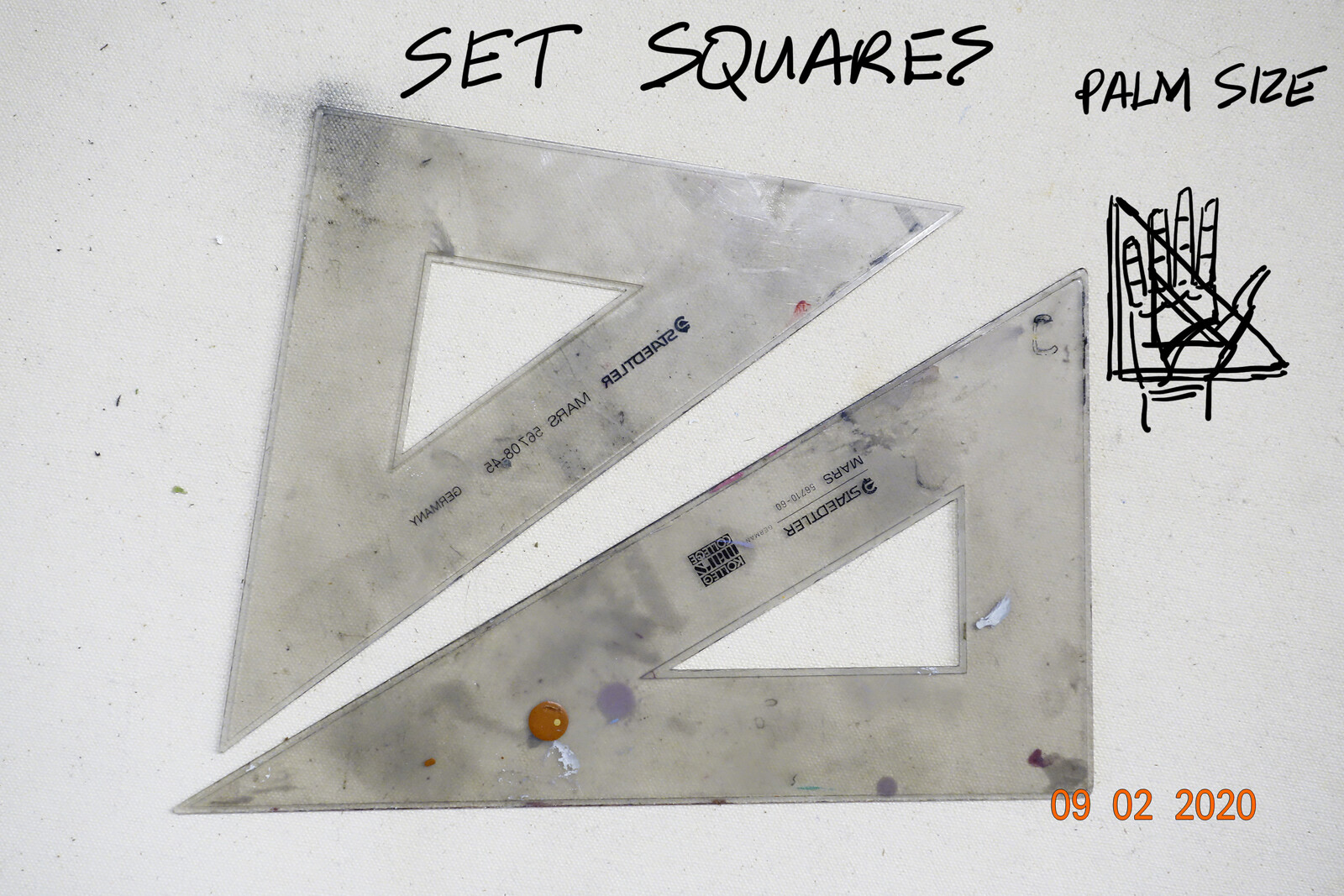 A palm sized set square with a raised edge. A raised edge prevents markers from smearing.