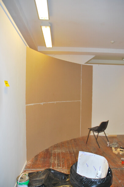 Construction of exhibition space. Changing the shape of the space with curved walls.
