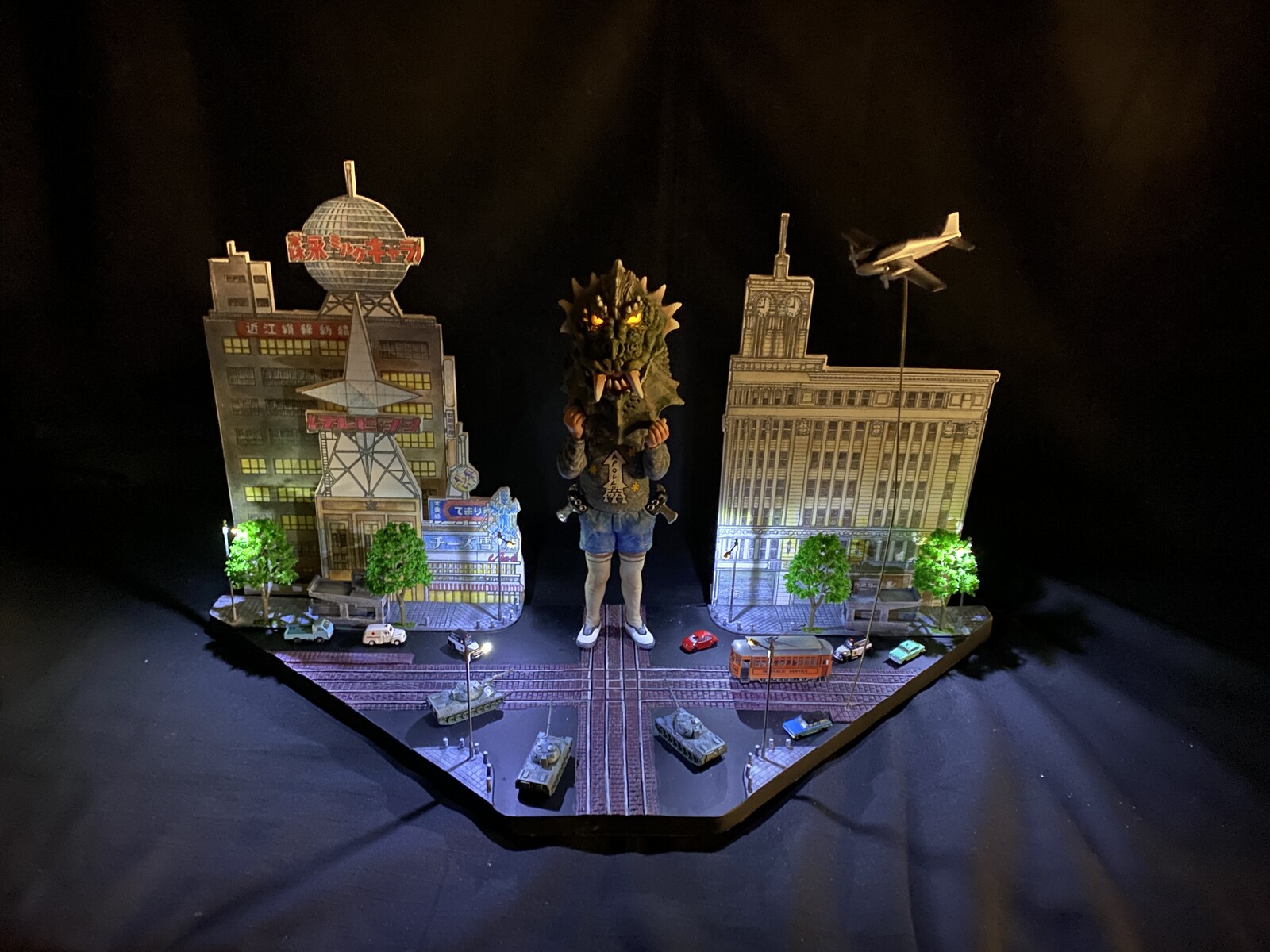Pseudo appears!  Ginza 4-chome intersection of offense and defense Art Statue 
https://www.solidart.club/ 