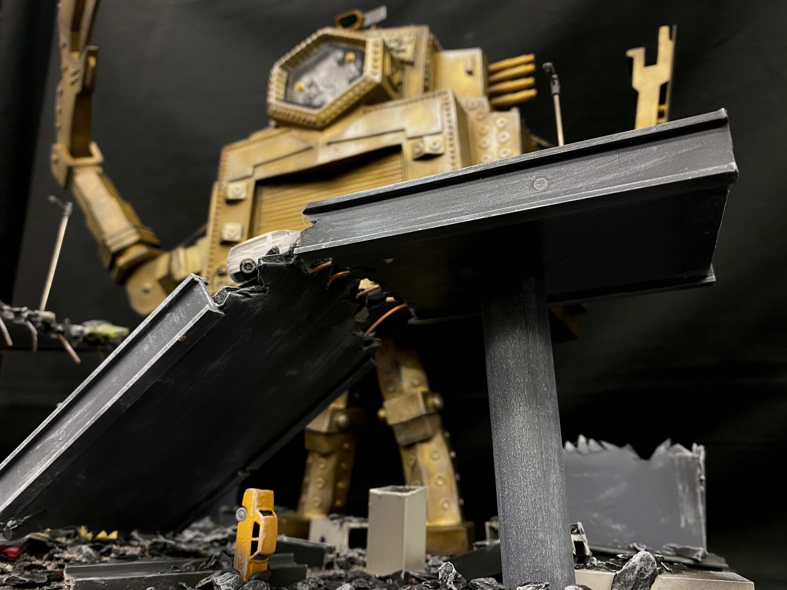 「クレージーゴン／高速道路崩壊」完成品
"CrazyGon / Highway Collapse" Art Statue
https://www.solidart.club/