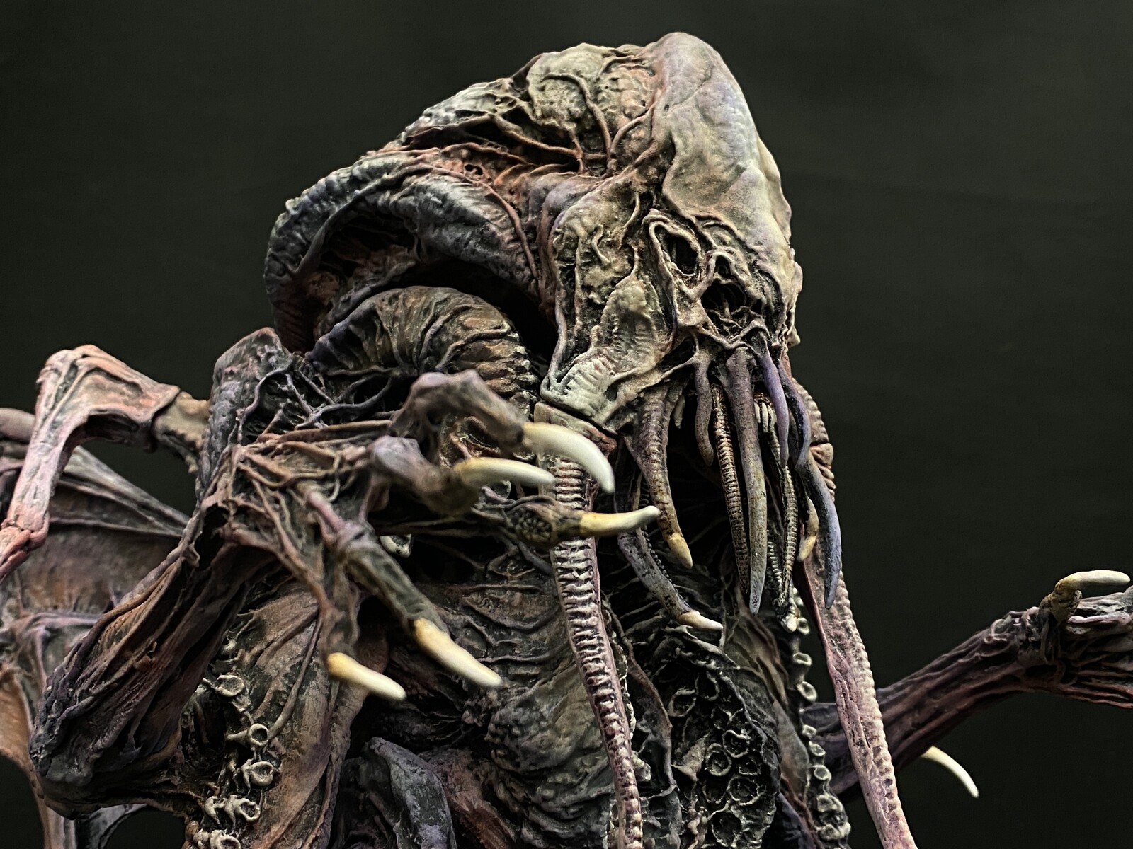 CALL OF CTHULHU 
This piece is hand-painted and finished, 
with its own unique quality and detail 
that is the trademark of a handcrafted 
Art Of Toys custom product.
https://www.solidart.club/