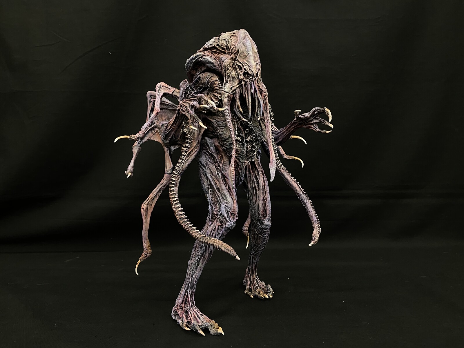 CALL OF CTHULHU 
This piece is hand-painted and finished, 
with its own unique quality and detail 
that is the trademark of a handcrafted 
Art Of Toys custom product.
https://www.solidart.club/