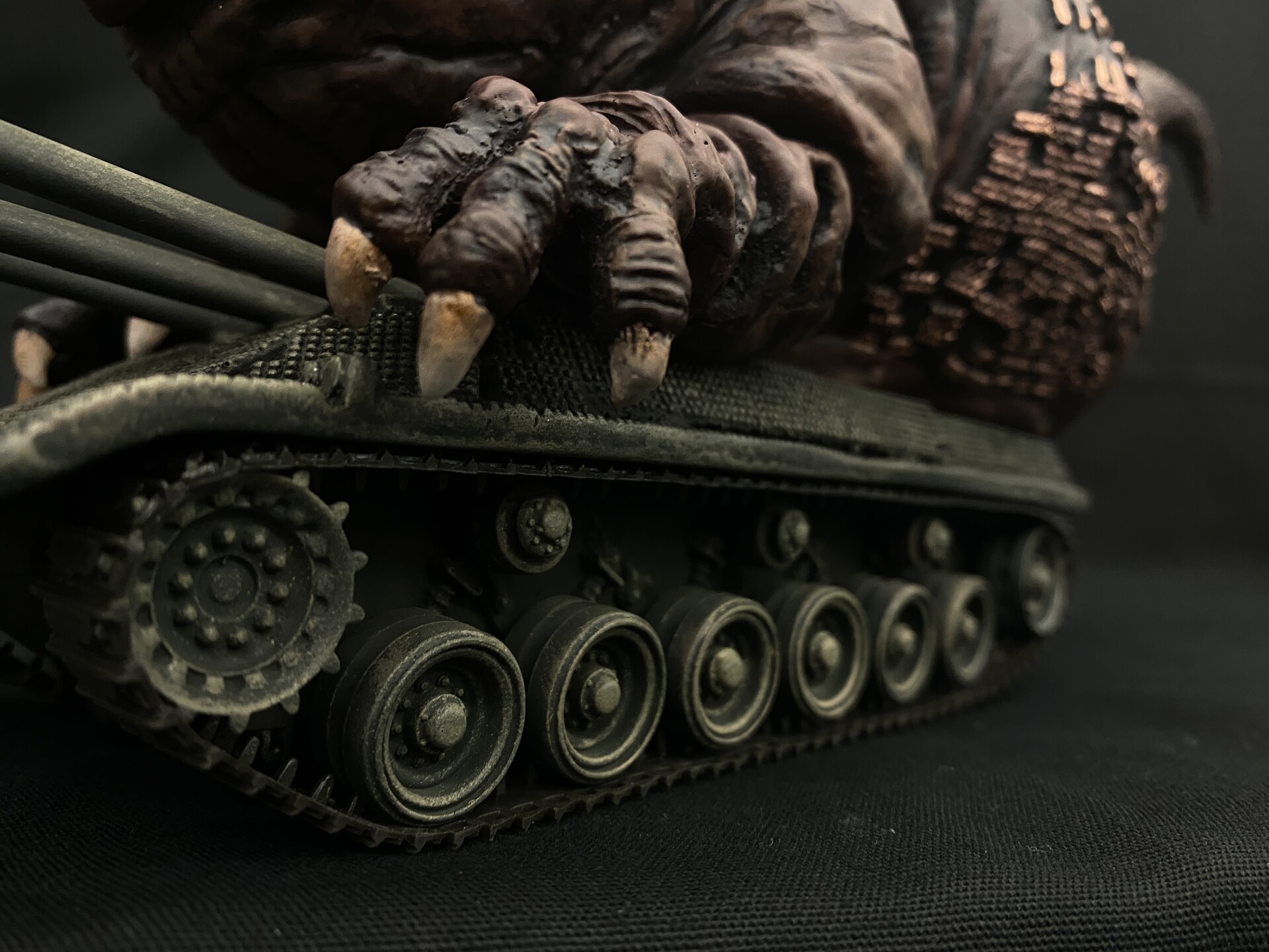 Robin Kwok - Dinosaur Tank Art Statue 「恐竜戦車」完成品