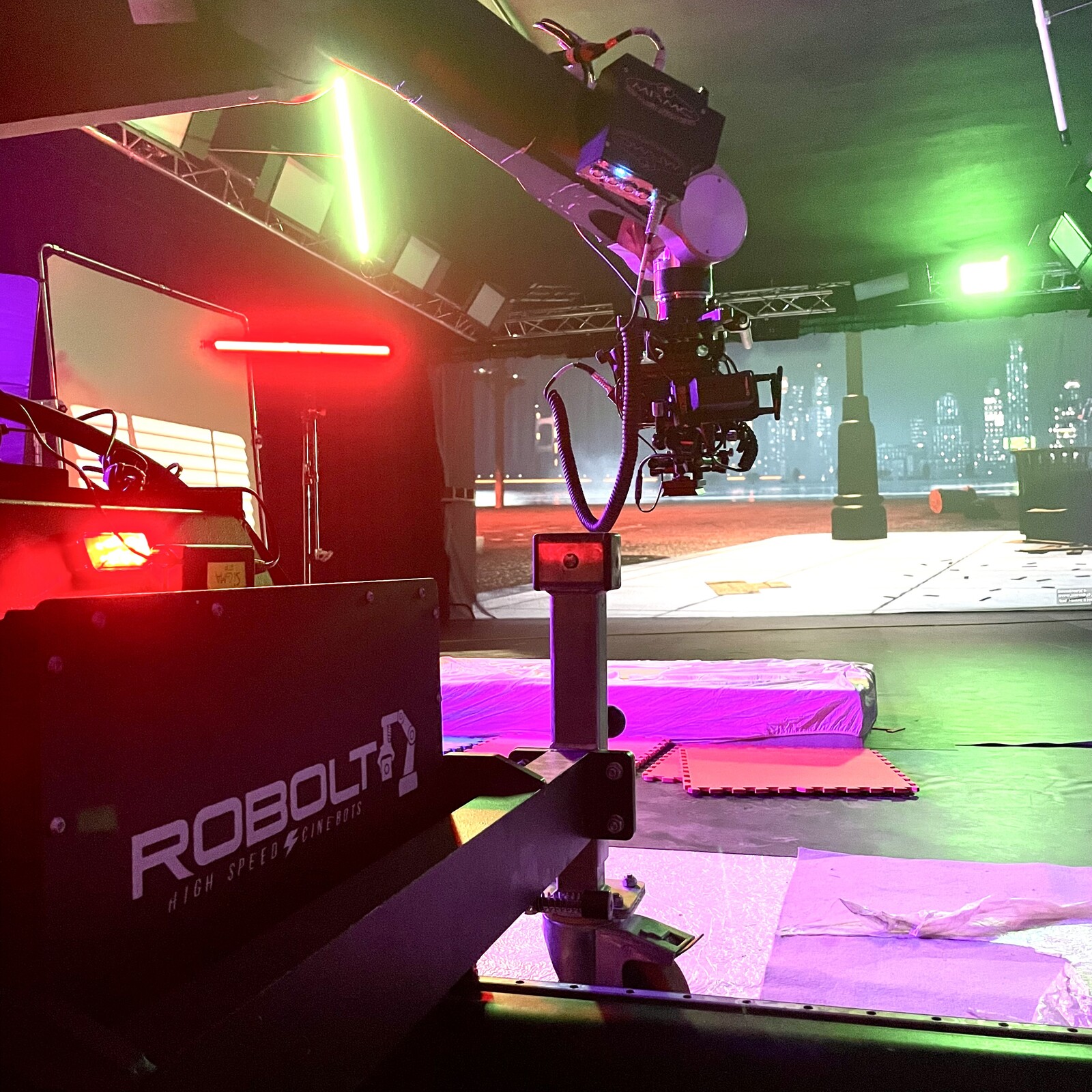 Virtual Production Shot
Real Time on-set
Unreal Engine 5
Recorded with the Bolt Jr. Motion Control robot from Robolt
3D Technical Artist: Roberto Julio Alamo Rolls3D
Photography by Jose Carlos Villarino