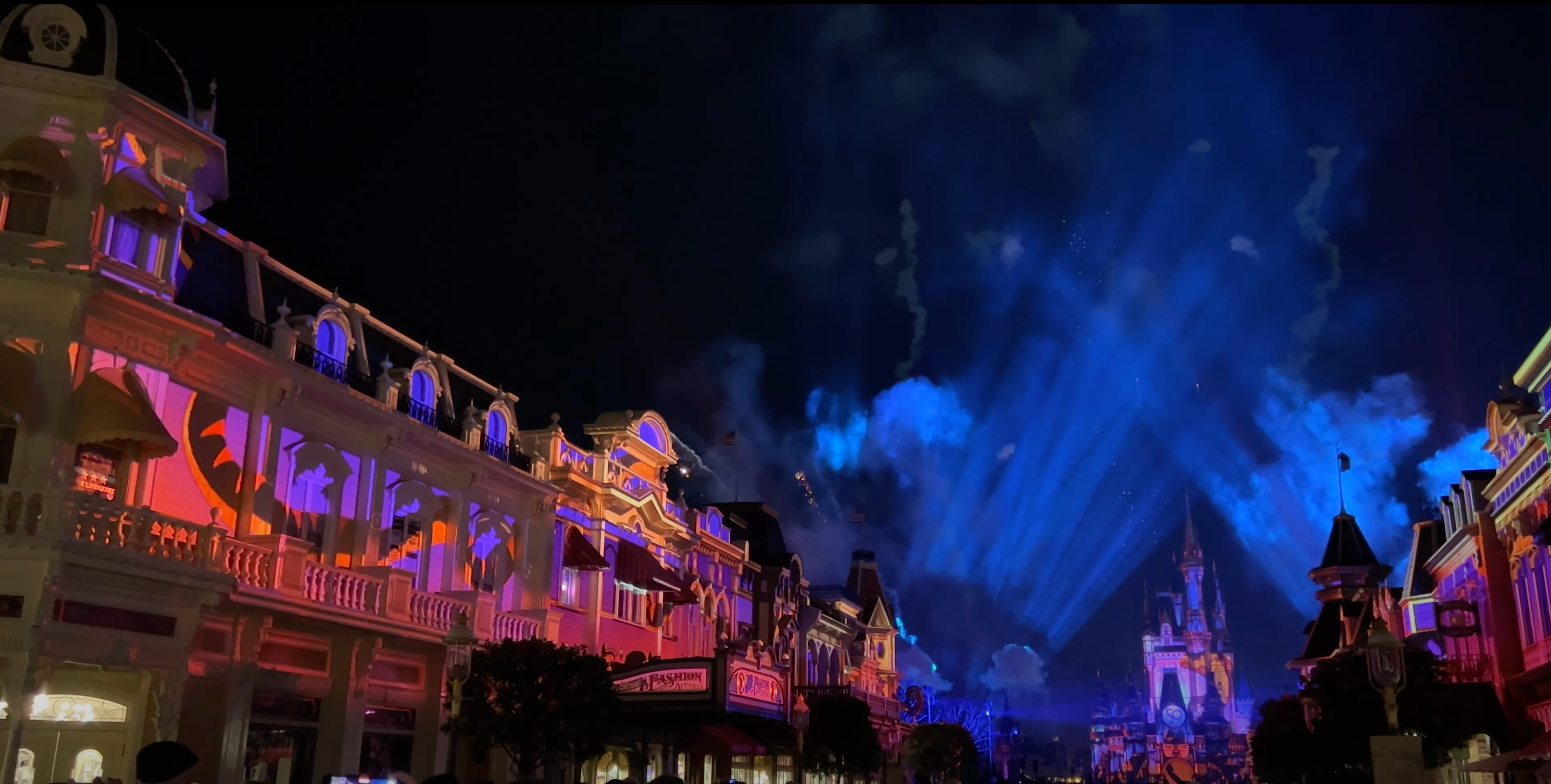Jafar on the castle attacks Aladdin while guests are enveloped by the rest of Jafar's body on Main Street