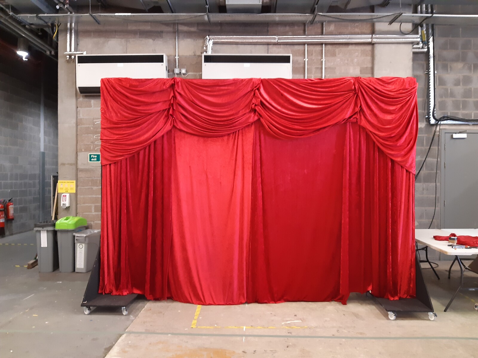 Saturday Mash-Up Live! CBBC
‘Act it Out’ theatre curtains.
Velour, curtain pulley system.