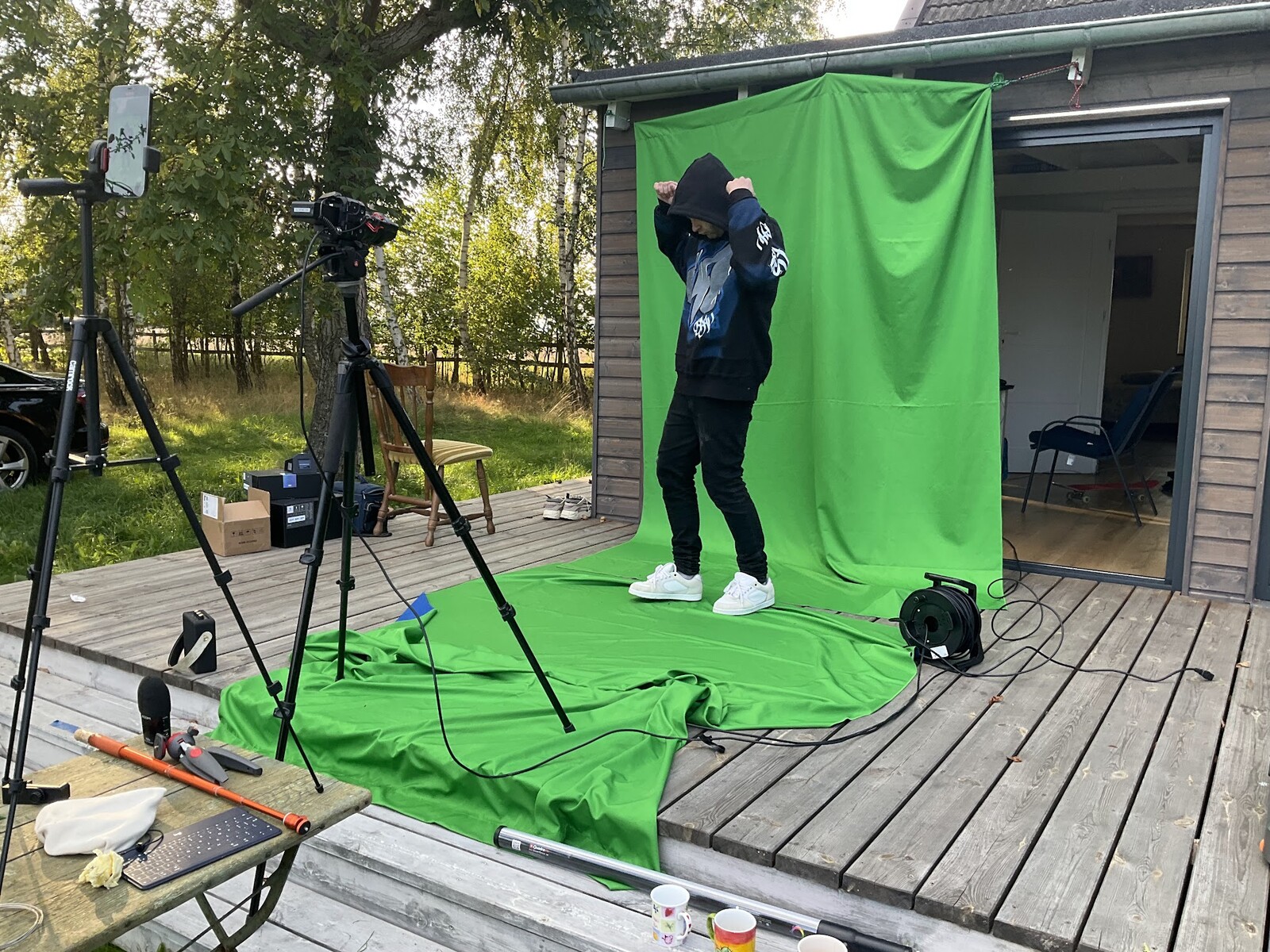 GEDZ perfoming on greenscreen 