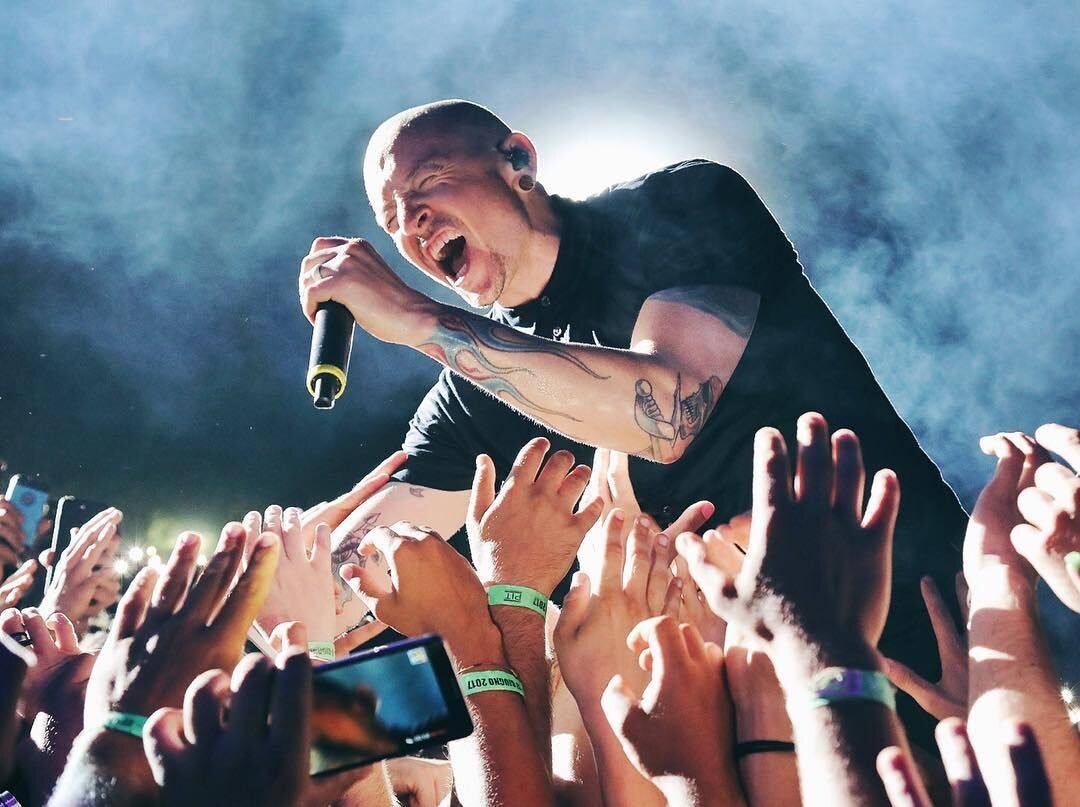 On more light. Честер Беннингтон. Линкин парк Честер Беннингтон. Chester Bennington Live 2017. Честер Беннингтон 2017 Live.
