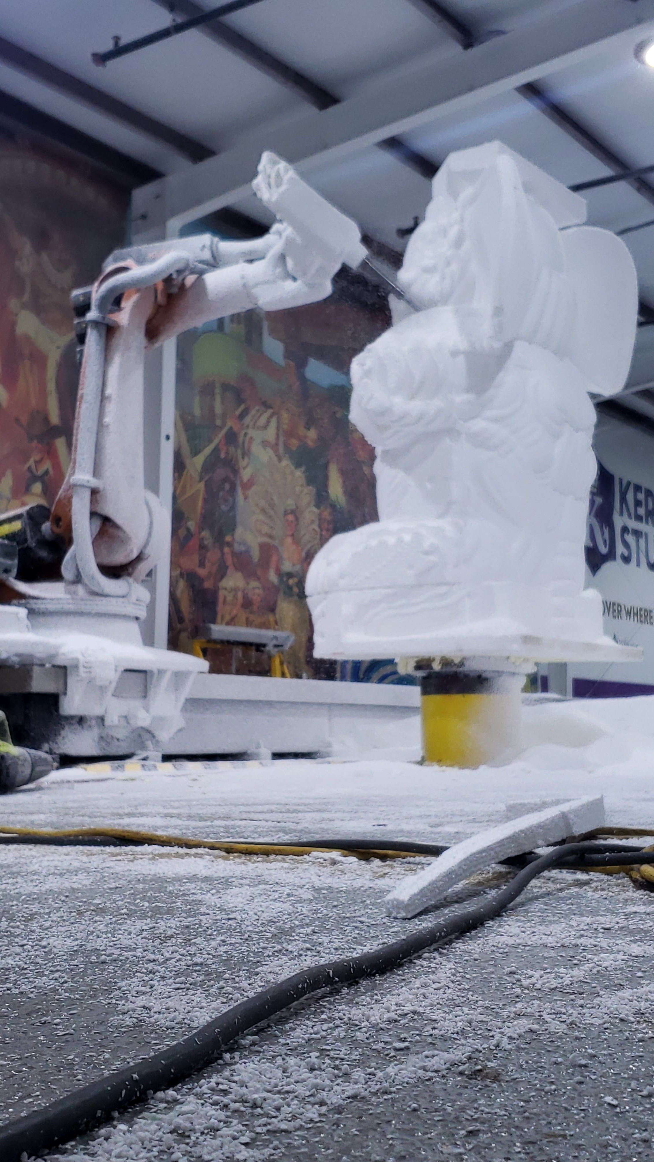 Using a 5-axis Kuka robot to carve out the elephant out of foam