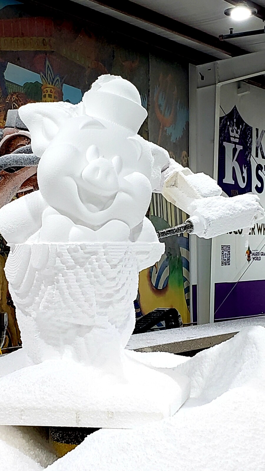Using the 5-axis arm robot to carve out the pigs