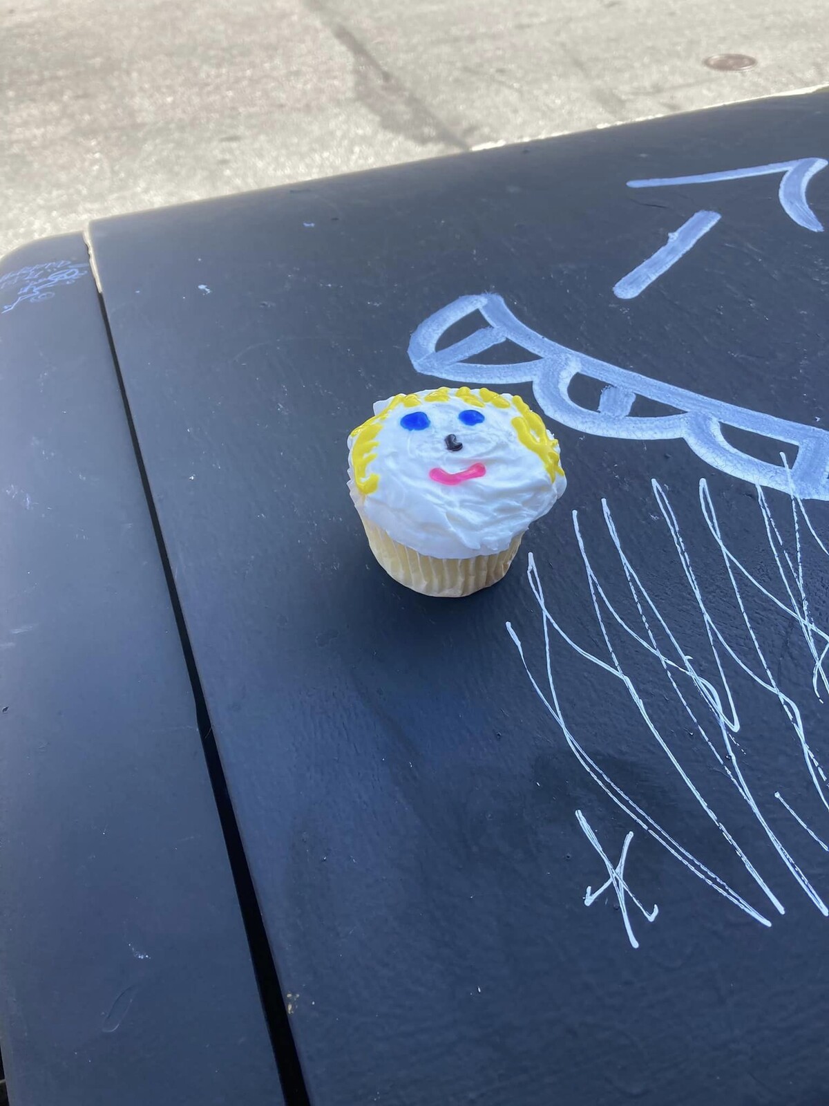 No one ate the cupcakes...they were props to be fair.  I couldn't finish all three...sugaroids...the smell gives you diabetes (Acme).  There were happy pigeons in front of the ArtsBank Monday morning.  