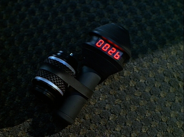 tate-meyer-star-trek-voyager-s03-e12-macrocosm.jpg