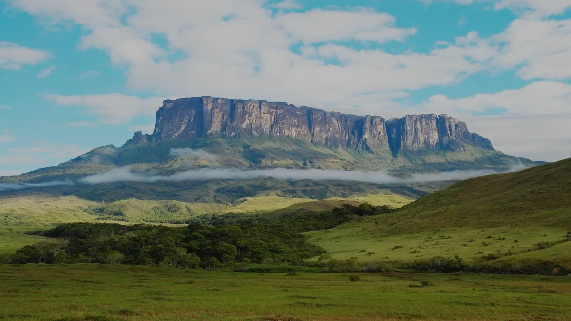 Самый высокий водопад гвианском плоскогорье. Венесуэла плато Рорайма. Столовая гора Рорайма в Венесуэле. Гора Рорайма, Южная Америка. Венесуэла парк Канайма гора Рорайма.